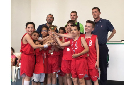 Les poussins vainqueurs du tournoi de Coteaux du Luy! 